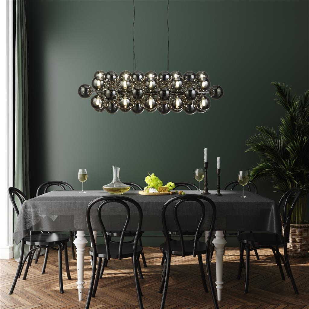 Berry 100cm Røgfarvet loftslampe Fra Searchlight - Berry er en loftspendel, der virkelig optager plads &ndash; Med i alt 25 lyskilder omgivet af røgfarvede glaskupler i en moderne, minimalistisk stil, er den et garanteret blikfang i ethvert rum.