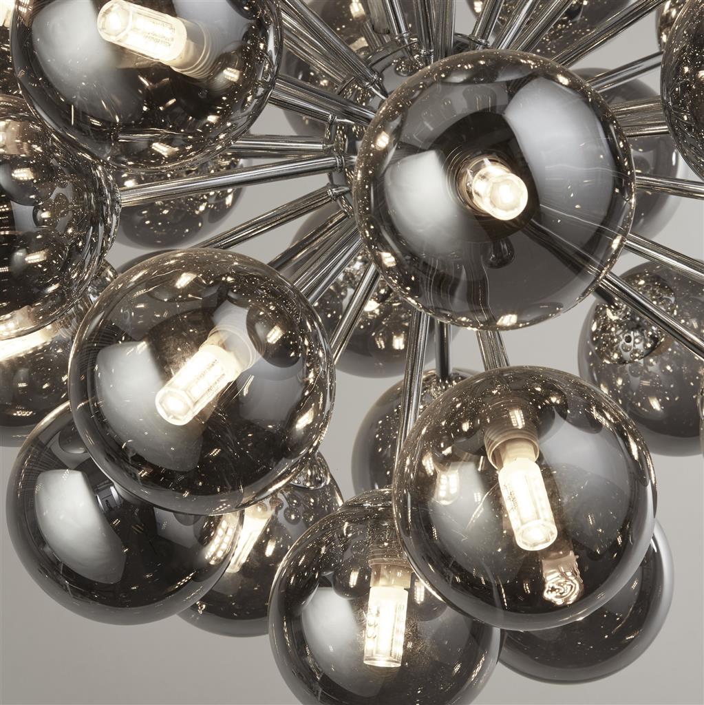 Berry Ø50 Røgfarvet loftslampe Fra Searchlight - Berry er en loftspendel, der virkelig optager plads &ndash; Med i alt 27 lyskilder omgivet af r&oslash;gfarvede glaskupler i en moderne, minimalistisk stil, er den et garanteret blikfang i ethvert rum.