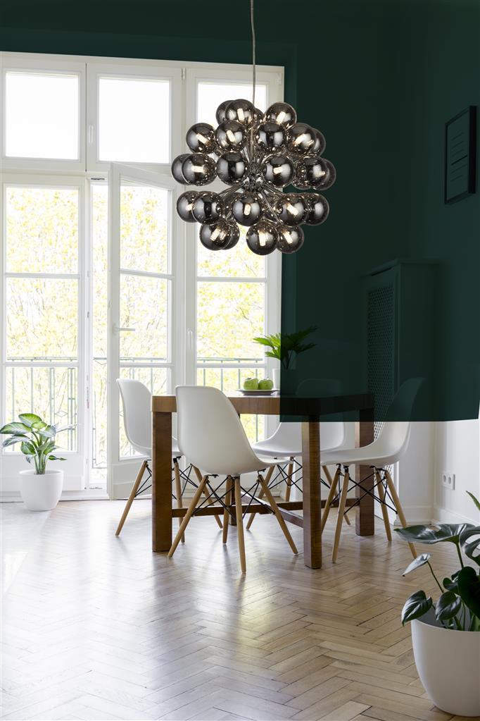 Berry Ø50 Røgfarvet loftslampe Fra Searchlight - Berry er en loftspendel, der virkelig optager plads &ndash; Med i alt 27 lyskilder omgivet af r&oslash;gfarvede glaskupler i en moderne, minimalistisk stil, er den et garanteret blikfang i ethvert rum.