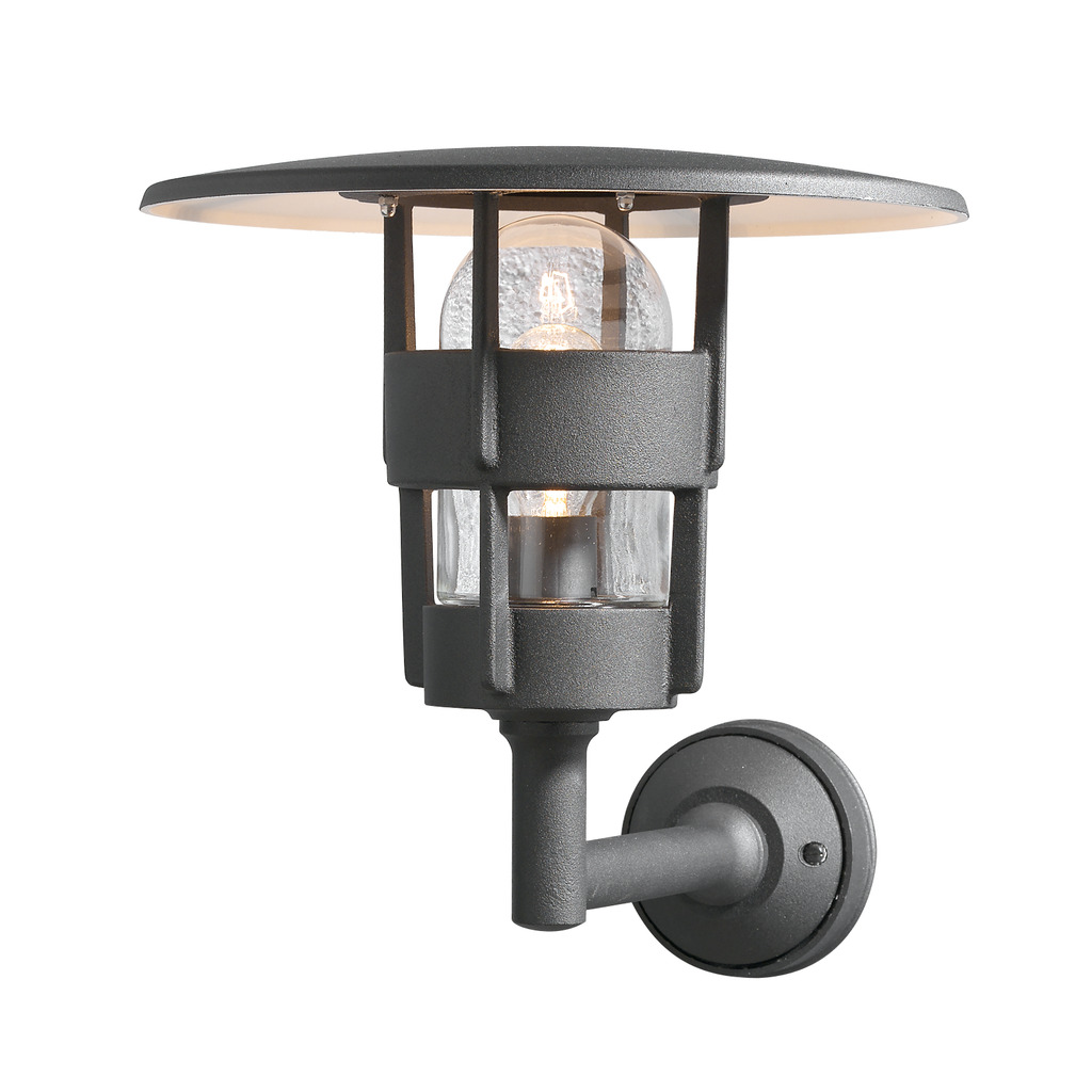 Freja Sort udendørslampe Fra Konstsmide - Med sit industrielle design og mat sorte finish giver den et elegant og nutidigt indtryk til &aring; din ydervæg.