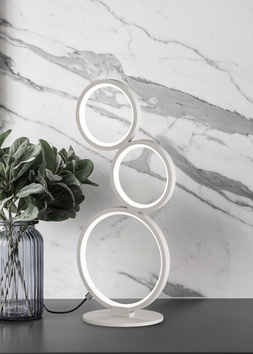 Rondo 45cm Hvid bordlampe Fra Trio Lighting - Den 45 cm h&oslash;je lampe har en integreret lysd&aelig;mper, der styres via ledningskontakten, hvilket betyder, at du fleksibelt kan justere lysstyrken p&aring; lyset.