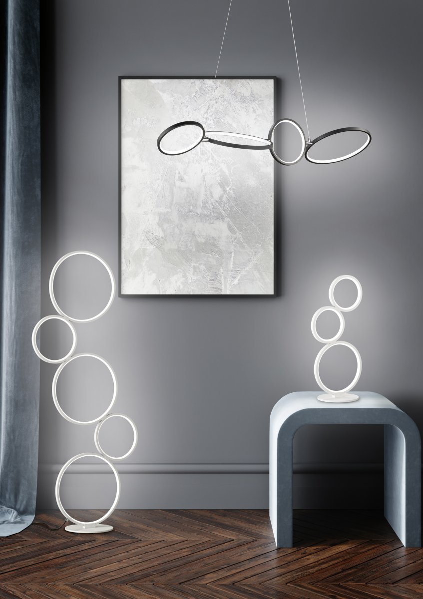 Rondo 45cm Hvid bordlampe Fra Trio Lighting - Den 45 cm h&oslash;je lampe har en integreret lysd&aelig;mper, der styres via ledningskontakten, hvilket betyder, at du fleksibelt kan justere lysstyrken p&aring; lyset.
