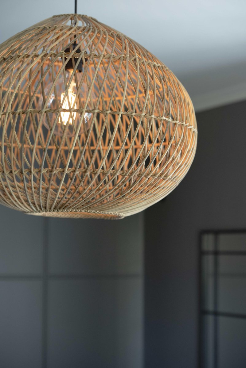 Karen Ø50 Natur loftslampe Fra PR Home - Sort loftoph&aelig;ng med loftsk&aring;l til indend&oslash;rs brug medf&oslash;lger, ledningen er 1,2 meter lang og har E27 fatning.