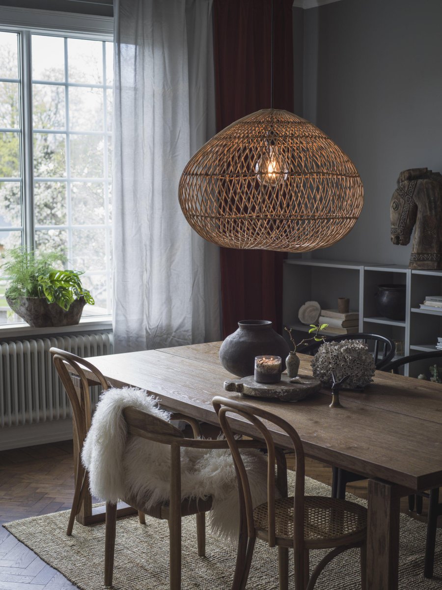 Karen Ø50 Natur loftslampe Fra PR Home - Sort loftoph&aelig;ng med loftsk&aring;l til indend&oslash;rs brug medf&oslash;lger, ledningen er 1,2 meter lang og har E27 fatning.