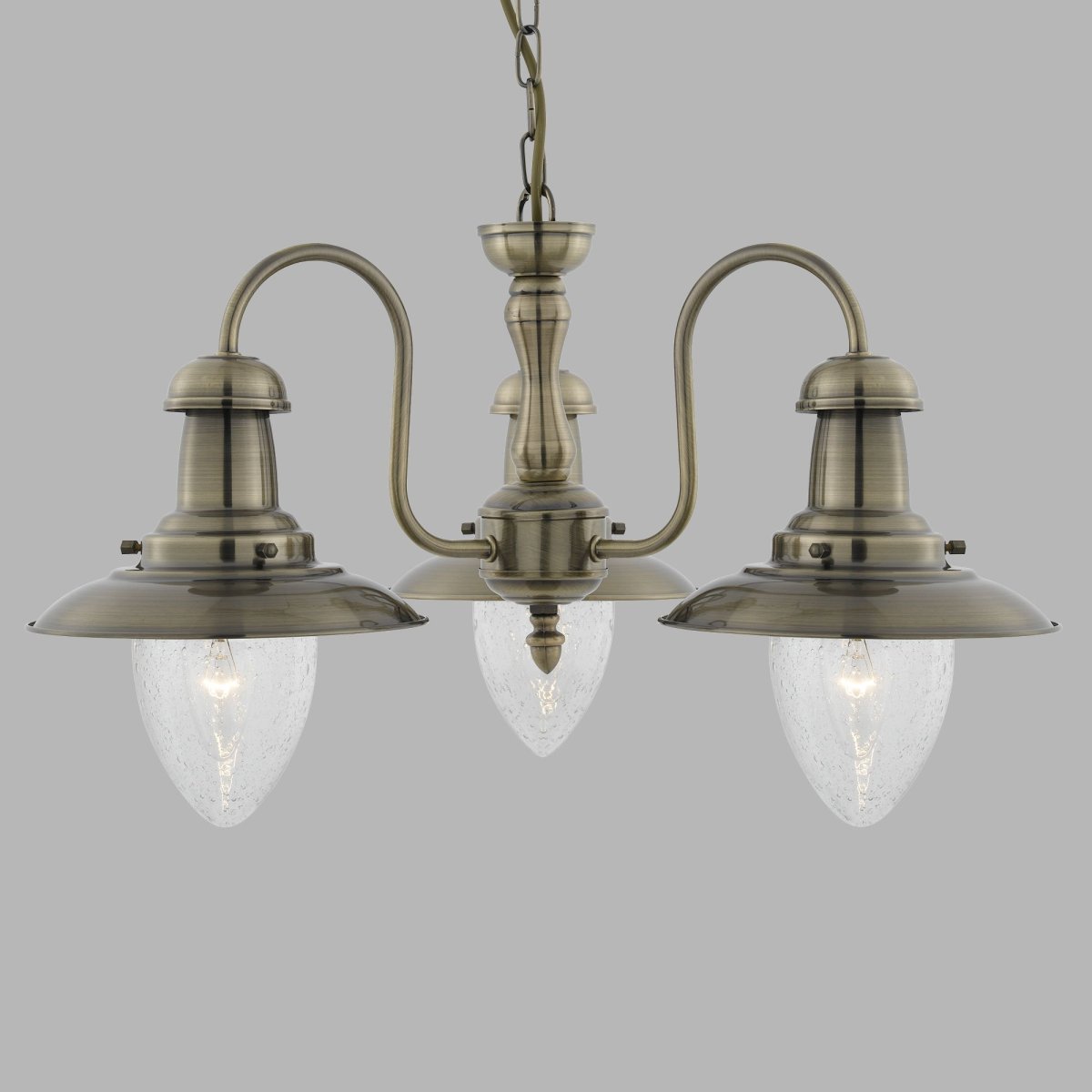 Fisherman Ø52 Antik messing loftslampe Fra Searchlight - Fisherman pendel i antik messing med tre lyskilder har robuste sk&aelig;rme fastgjort til det centrale armatur med elegante, buede arme.
