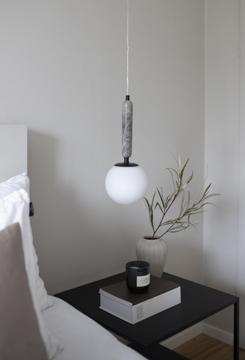 Torrano Ø15 Grå marmor vindueslampe Fra Globen Lighting - Sten er et naturmateriale, og marmoreringens farve og nuancer varierer og skaber et unikt mønster for hvert møbel.