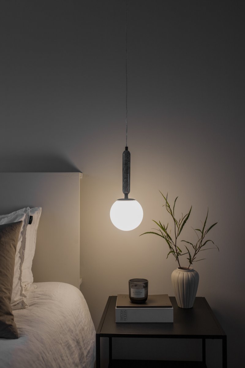 Torrano Ø15 Grå marmor vindueslampe Fra Globen Lighting - Sten er et naturmateriale, og marmoreringens farve og nuancer varierer og skaber et unikt mønster for hvert møbel.