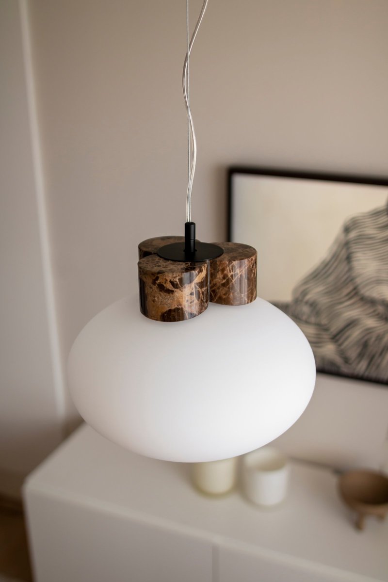 Mammut Ø30 Brun loftslampe Fra Globen Lighting - Mammut er en eksklusiv og legende loftslampe med sin korte topdel i sten og stor glaskuppel.