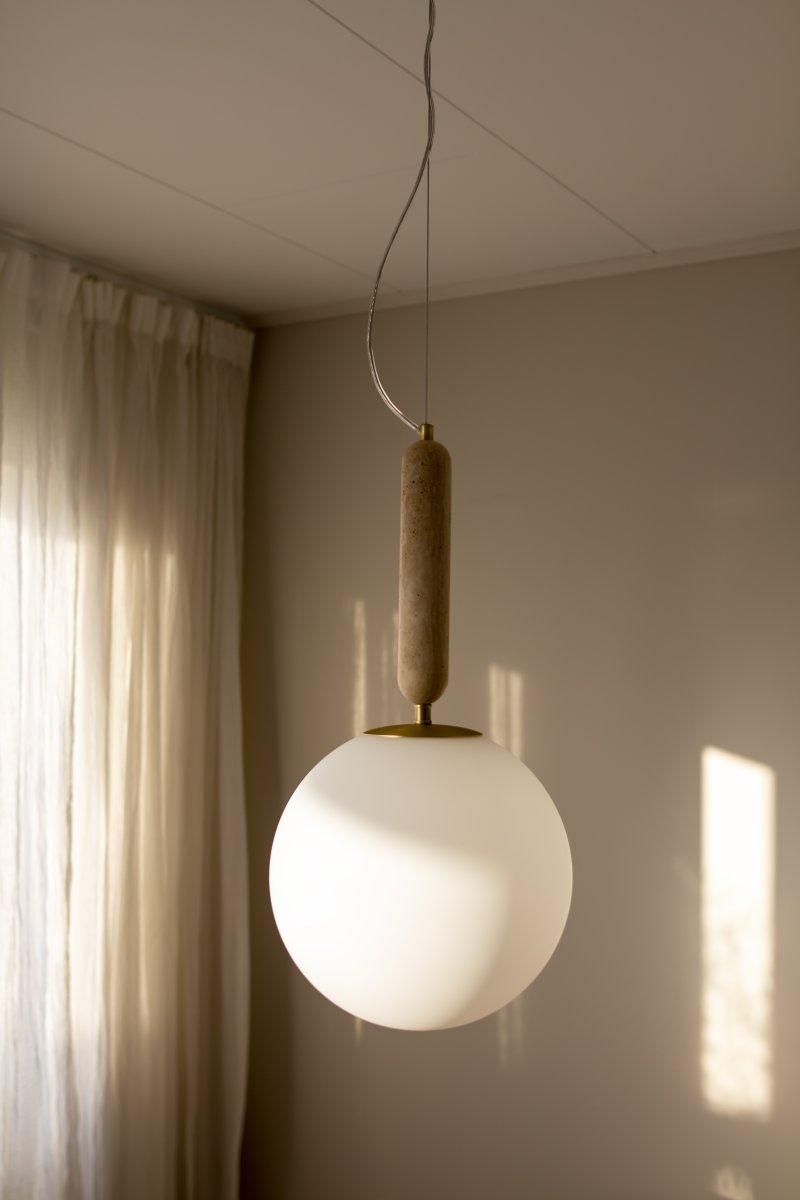 Torrano Ø30 Beige travertin loftslampe Fra Globen Lighting - Sten er et naturmateriale, og marmoreringens farve og nuancer varierer og skaber et unikt m&oslash;nster for hvert m&oslash;bel.