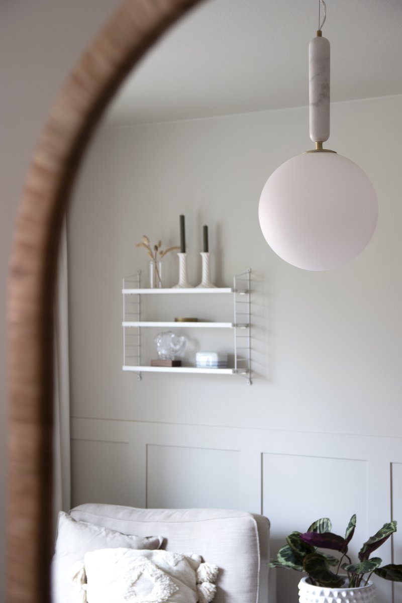 Torrano Ø30 Hvid marmor loftslampe Fra Globen Lighting - Sten er et naturmateriale, og marmoreringens farve og nuancer varierer og skaber et unikt mønster for hvert møbel.