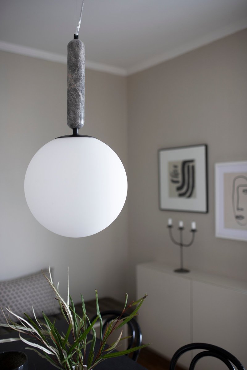 Torrano Ø30 Grå marmor loftslampe Fra Globen Lighting - Sten er et naturmateriale, og marmoreringens farve og nuancer varierer og skaber et unikt m&oslash;nster for hvert m&oslash;bel.