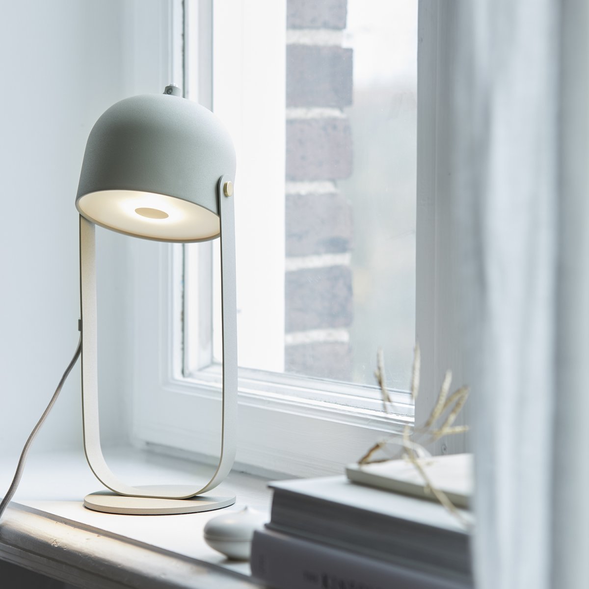 Svejk 36cm Beige bordlampe Fra CO Bankeryd - Svejk bordlampe har et blødt skær og fungerer både som sengelampe og som en dekorativ indretningsdetalje.