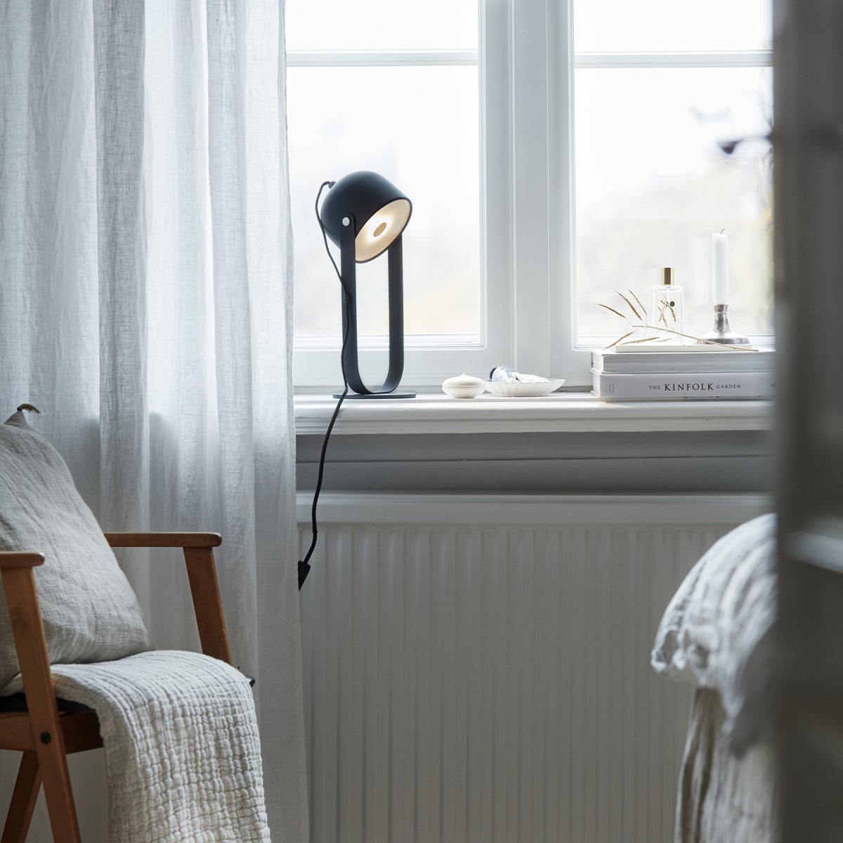 Svejk 36cm Antracit bordlampe Fra CO Bankeryd - Svejk bordlampe har et blødt skær og fungerer både som sengelampe og som en dekorativ indretningsdetalje.