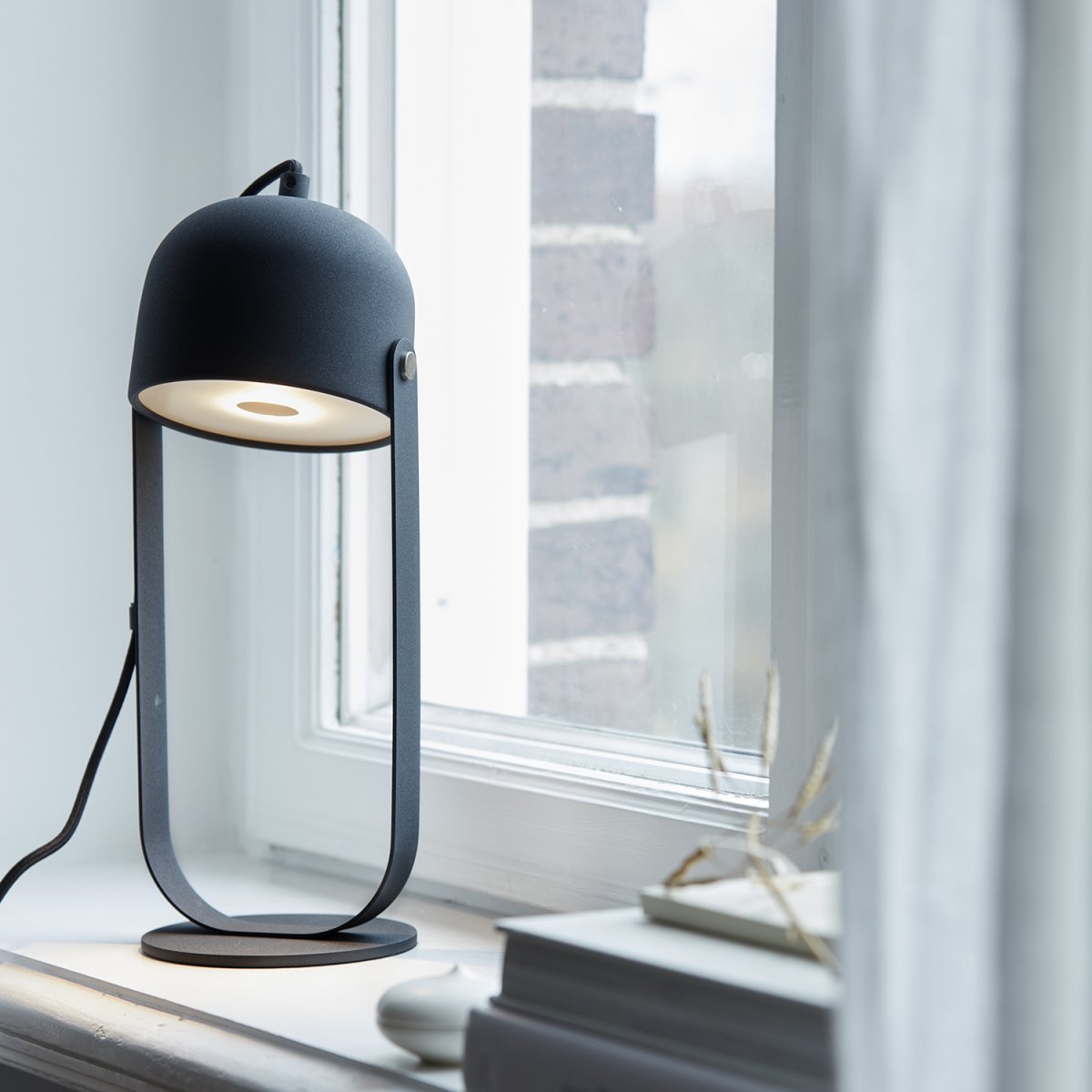 Svejk 36cm Antracit bordlampe Fra CO Bankeryd - Svejk bordlampe har et blødt skær og fungerer både som sengelampe og som en dekorativ indretningsdetalje.