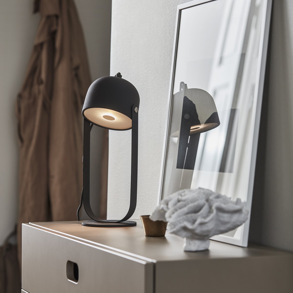 Svejk 36cm Antracit bordlampe Fra CO Bankeryd - Svejk bordlampe har et blødt skær og fungerer både som sengelampe og som en dekorativ indretningsdetalje.