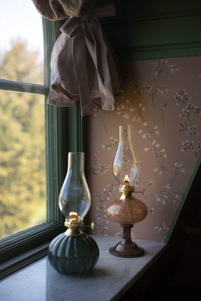 Esmeralda Brun Fra Strömshaga - Den klassiske form med en elegant fod gør Esmeralda til en stemningsfuld indretningsdetalje, der passer lige godt ind i traditionelle og moderne hjem.