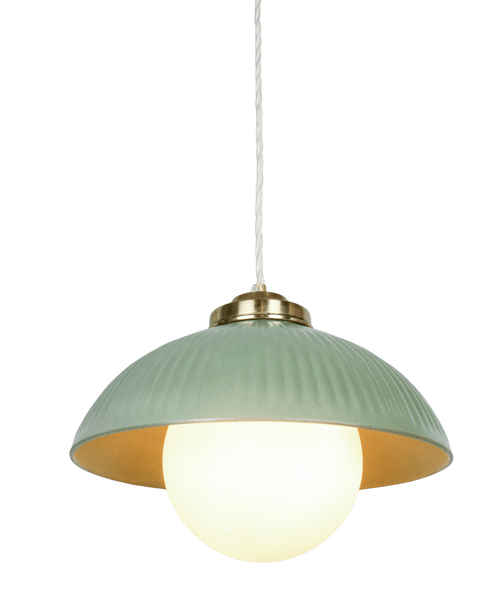 Elliot Ø30 Grøn loftslampe Fra Strömshaga - Den gr&oslash;nne metalsk&aelig;rm har en dekorativ ribbet struktur og er kombineret med detaljer i messingfinish og en hvid glaskuppel, der spreder et bl&oslash;dt og behageligt lys.