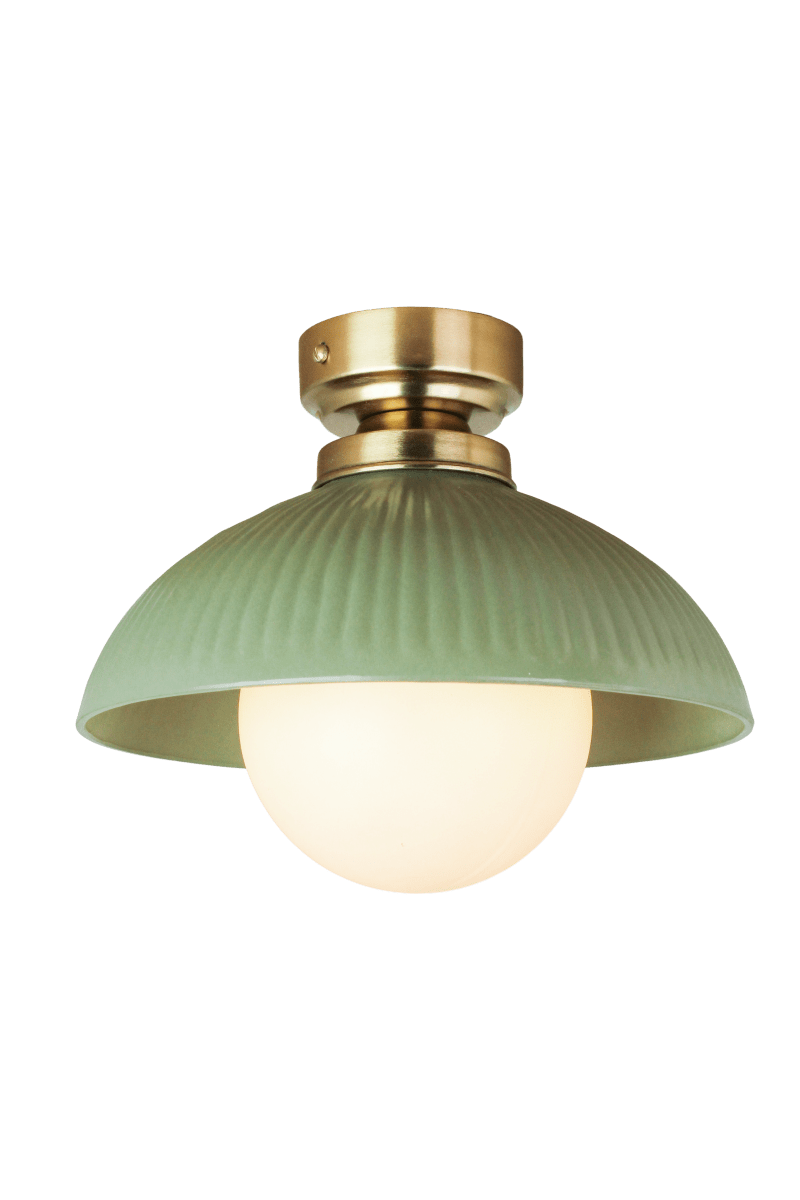 Elliot Ø30 Grøn plafond Fra Strömshaga - Den gr&oslash;nne pladesk&aelig;rm har en dekorativ rillet struktur og er kombineret med detaljer i messingfinish, der giver lampen et elegant udtryk.