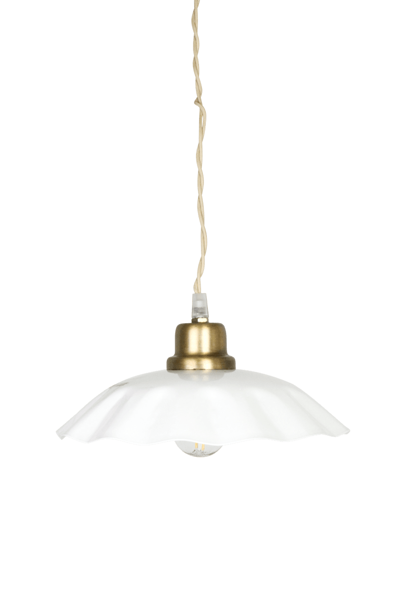 Zoom billede af Diana Ø23 Hvid loftslampe Fra Strömshaga - Den hvide metalsk&aelig;rm har en bl&oslash;dt buet kant, der giver lampen en dekorativ karakter, mens detaljerne i b&oslash;rstet messingfinish skaber en flot kontrast.