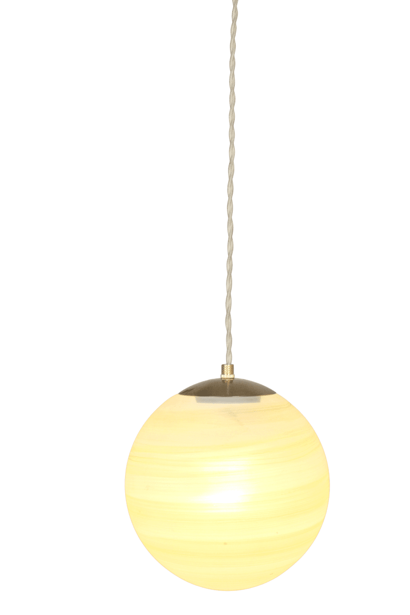 Fabian Ø20 Grøn loftslampe Fra Strömshaga - Den sf&aelig;riske glassk&aelig;rm i frostet gr&oslash;nt og hvidt glas skaber et bl&oslash;dt og behageligt lys, mens messingfinishen forst&aelig;rker lampens tidl&oslash;se &aring;rhundredeskiftsf&oslash;lelse.
