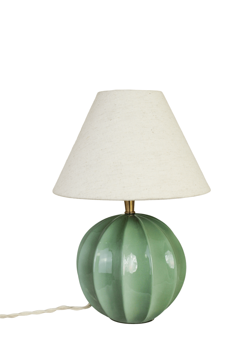 Marit 24cm Grøn lampefod Fra Strömshaga - Marit er en elegant lampefod i gr&oslash;nt glas med en bl&oslash;dt afrundet form og dekorative detaljer, der giver den et klassisk udtryk.