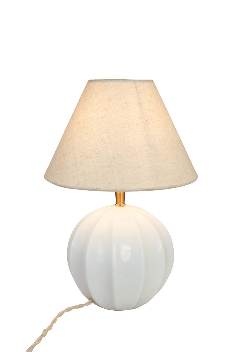 Marit 24cm Hvid lampefod Fra Strömshaga - Marit er en elegant lampefod i hvidt opalglas med en bl&oslash;dt afrundet form og dekorative detaljer, der giver den et klassisk udtryk.