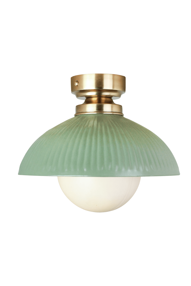 Elliot Ø30 Grøn plafond Fra Strömshaga - Den gr&oslash;nne pladesk&aelig;rm har en dekorativ rillet struktur og er kombineret med detaljer i messingfinish, der giver lampen et elegant udtryk.