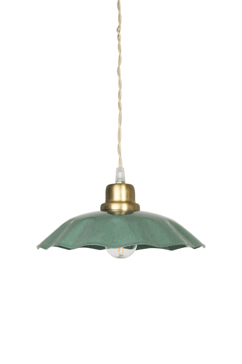Zoom billede af Diana Ø23 Grøn loftslampe Fra Strömshaga - Den gr&oslash;nne metalsk&aelig;rm har en bl&oslash;dt buet kant, der giver lampen en dekorativ karakter, mens detaljerne i b&oslash;rstet messingfinish skaber en flot kontrast.