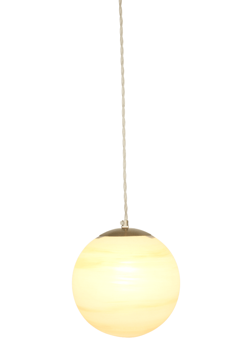 Fabian Ø20 Fersken loftslampe Fra Strömshaga - Den sf&aelig;riske, matteret glassk&aelig;rm i hvidt og ferskenfarvet glas skaber et bl&oslash;dt og behageligt lys, mens messingfinishen forst&aelig;rker lampens tidl&oslash;se &aring;rhundredeskiftsf&oslash;lelse.