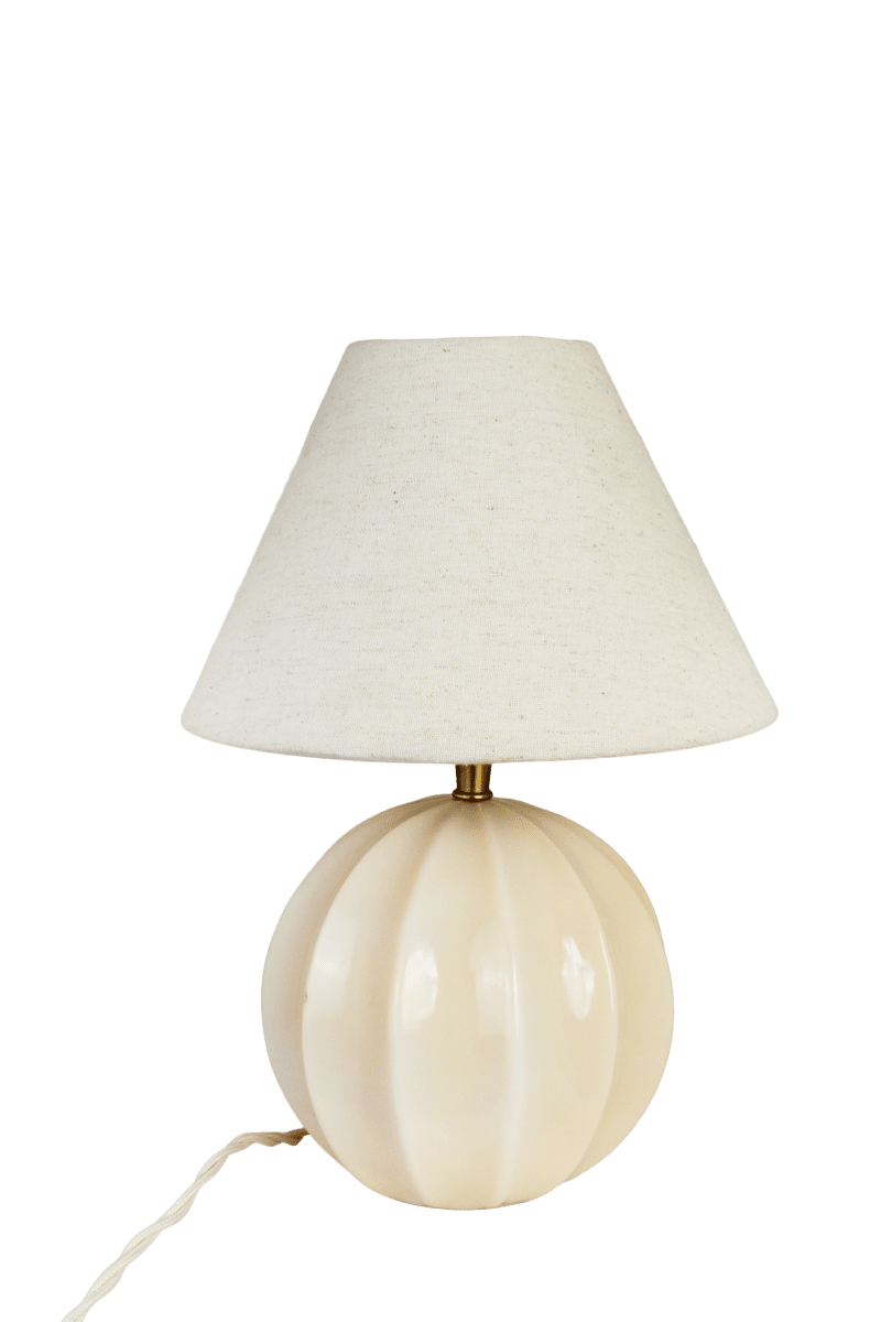 Marit 24cm Beige lampefod Fra Strömshaga - Marit er en elegant lampefod i beige glas med en bl&oslash;dt afrundet form og dekorative detaljer, der giver den et klassisk udtryk.