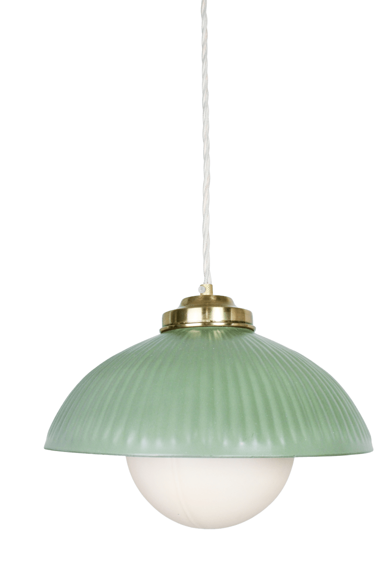 Elliot Ø30 Grøn loftslampe Fra Strömshaga - Den gr&oslash;nne metalsk&aelig;rm har en dekorativ ribbet struktur og er kombineret med detaljer i messingfinish og en hvid glaskuppel, der spreder et bl&oslash;dt og behageligt lys.