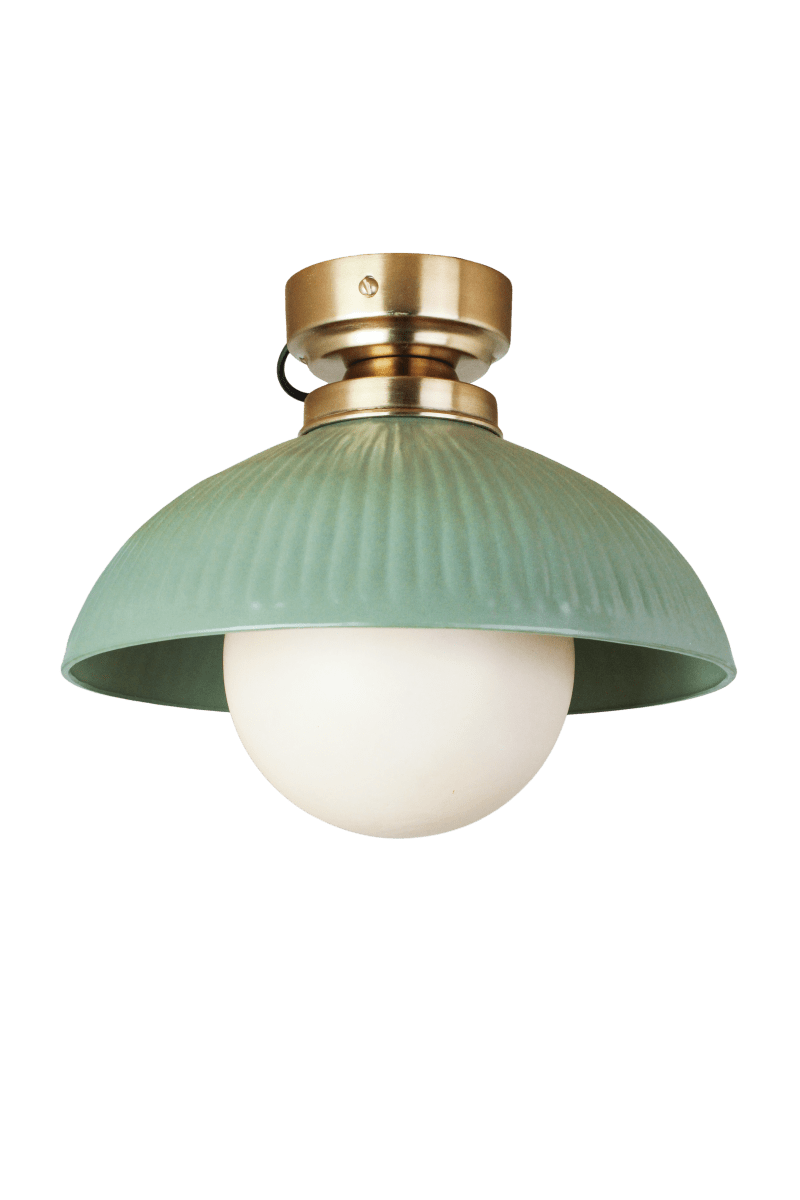 Elliot Ø30 Grøn plafond Fra Strömshaga - Den gr&oslash;nne pladesk&aelig;rm har en dekorativ rillet struktur og er kombineret med detaljer i messingfinish, der giver lampen et elegant udtryk.