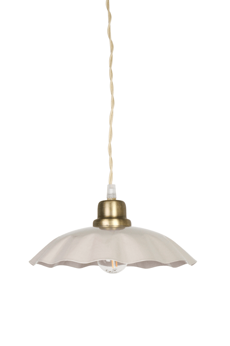 Zoom billede af Diana Ø23 Beige loftslampe Fra Strömshaga - Den beige metalsk&aelig;rm har en bl&oslash;dt buet kant, der giver lampen en dekorativ karakter, mens detaljerne i b&oslash;rstet messingfinish skaber en flot kontrast.