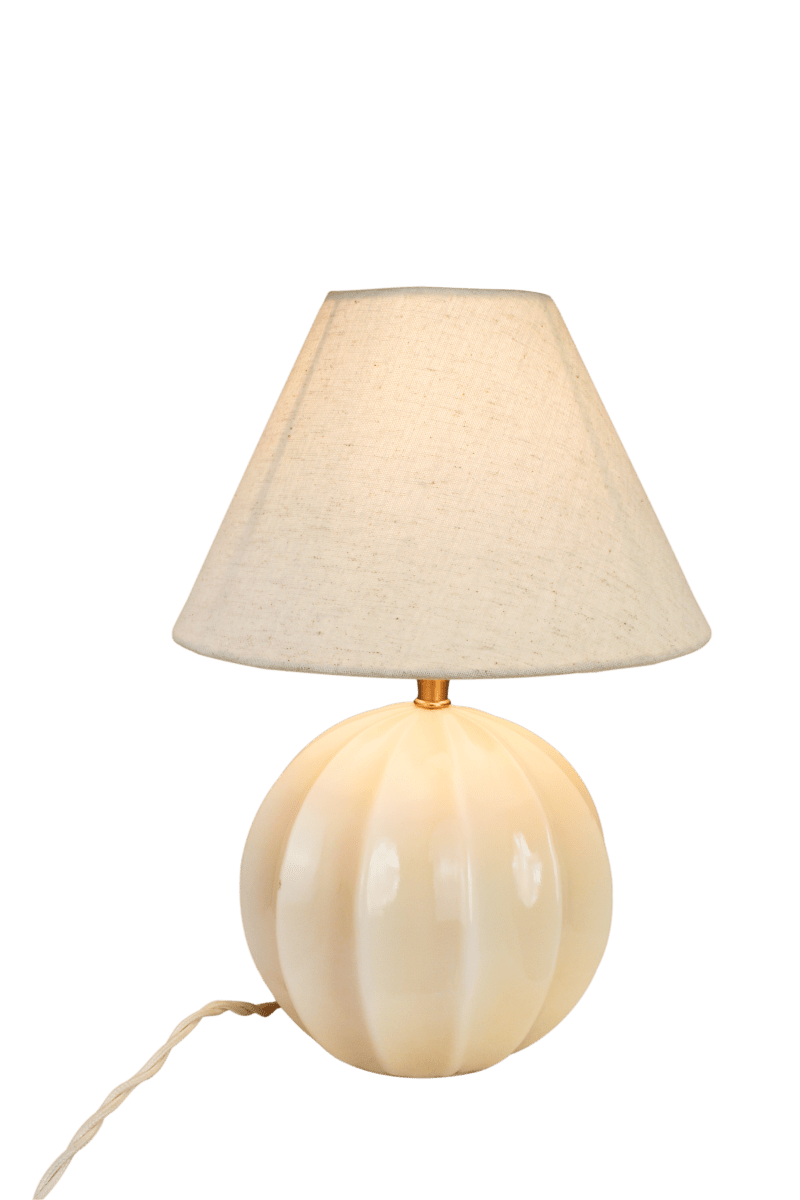 Marit 24cm Beige lampefod Fra Strömshaga - Marit er en elegant lampefod i beige glas med en bl&oslash;dt afrundet form og dekorative detaljer, der giver den et klassisk udtryk.