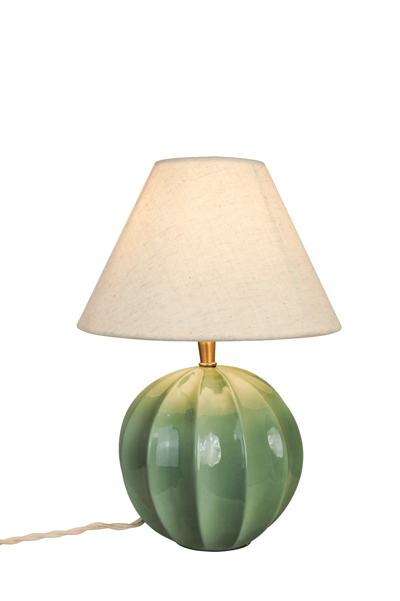 Marit 24cm Grøn lampefod Fra Strömshaga - Marit er en elegant lampefod i gr&oslash;nt glas med en bl&oslash;dt afrundet form og dekorative detaljer, der giver den et klassisk udtryk.