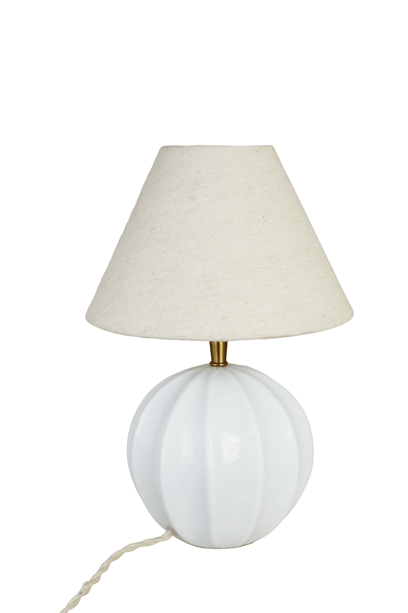 Marit 24cm Hvid lampefod Fra Strömshaga - Marit er en elegant lampefod i hvidt opalglas med en bl&oslash;dt afrundet form og dekorative detaljer, der giver den et klassisk udtryk.
