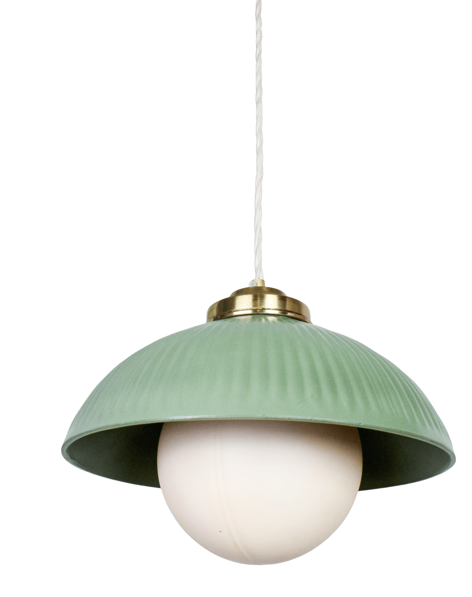 Elliot Ø30 Grøn loftslampe Fra Strömshaga - Den gr&oslash;nne metalsk&aelig;rm har en dekorativ ribbet struktur og er kombineret med detaljer i messingfinish og en hvid glaskuppel, der spreder et bl&oslash;dt og behageligt lys.