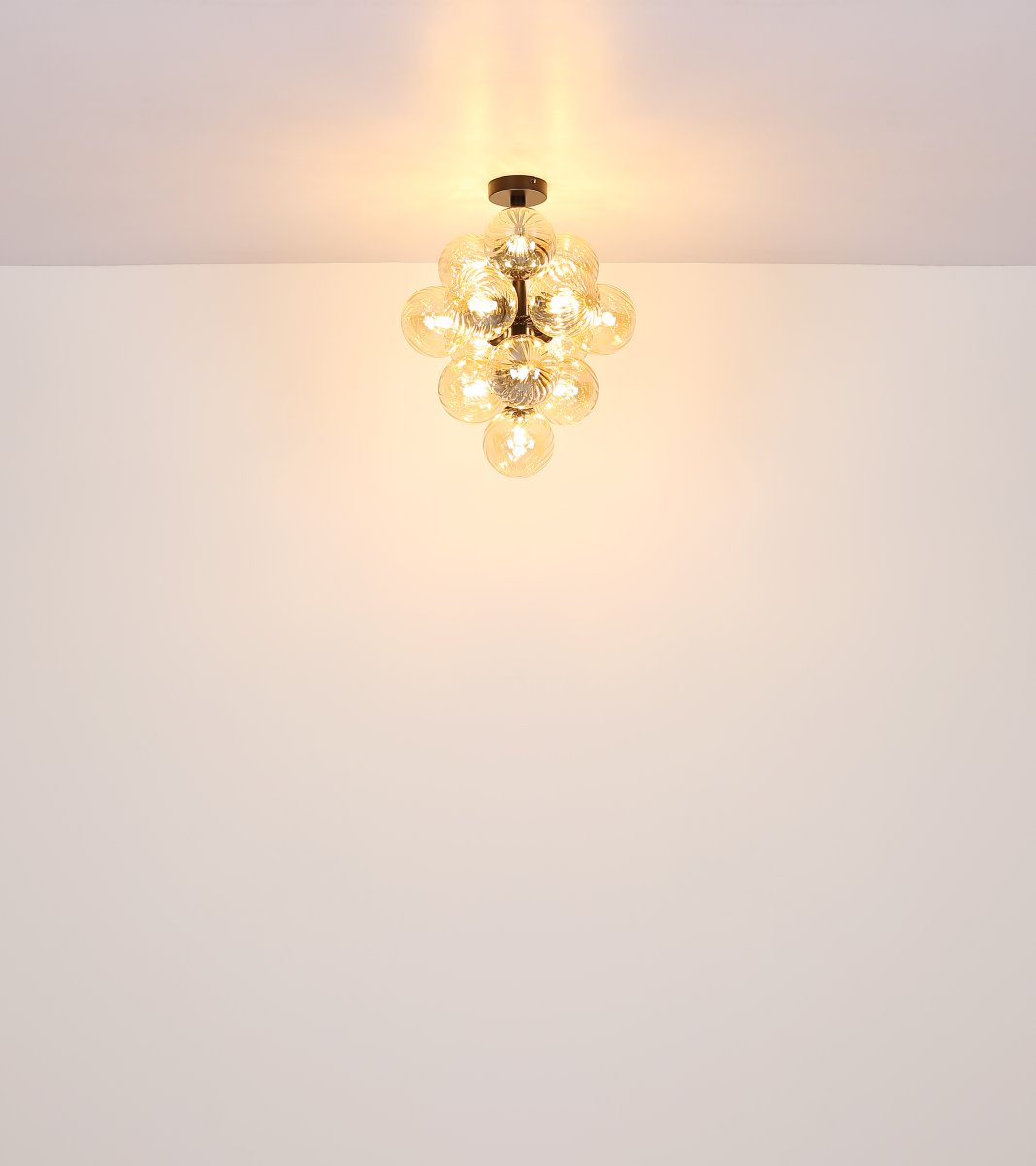 Conor Ø40 Rav plafond Fra Globo Lighting - Den har 13st dekorativa ambertonade glaskupor som alla omfamnar en ljusk&auml;lla vilket skapar en fin och harmonisk ljusspridning i rummet.