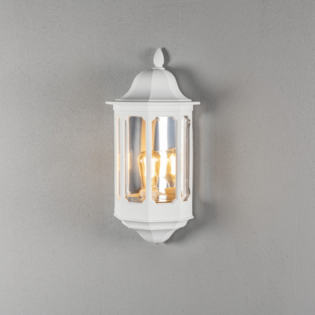 Pallas Hvid udendørslampe Fra Konstsmide - Med sit bløde lys skaber den en imødekommende atmosfære, der er perfekt til entre og terrasser.