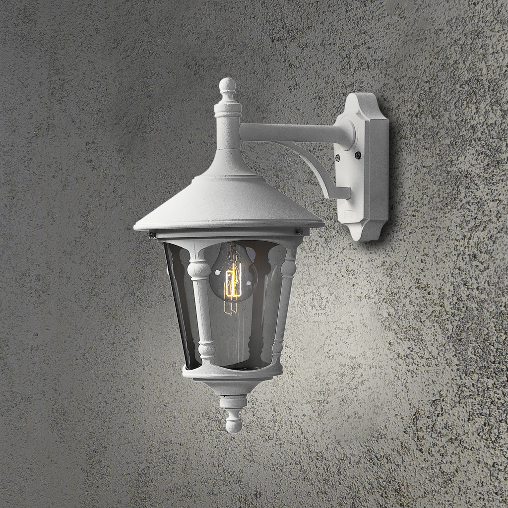 Virgo Hvid udendørslampe Fra Konstsmide - Skab et imponerende førstehåndsindtryk og giv din ydervæg en stilfuld belysningsløsning, der kombinerer tradition med funktionalitet!