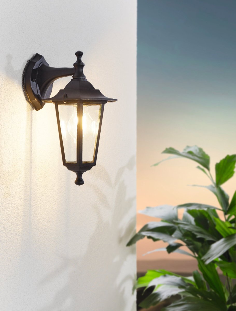 Laterna Sort udendørslampe Fra Eglo - Det klare glas g&oslash;r det muligt at se lyskilden og spreder et behageligt og stemningsfuldt lys.