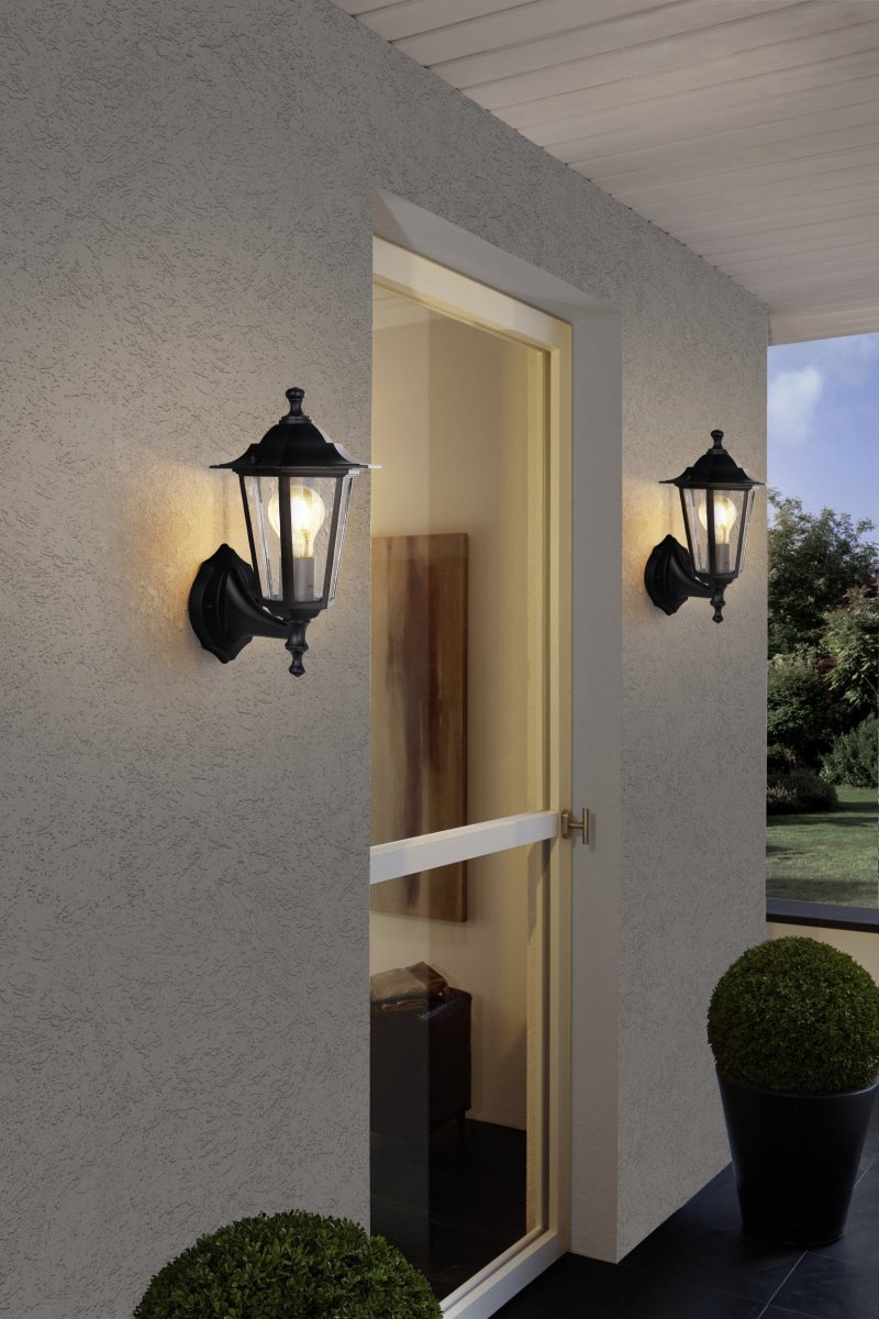 Laterna Sort udendørslampe Fra Eglo - Det klare glas g&oslash;r det muligt at se lyskilden og spreder et behageligt og stemningsfuldt lys.