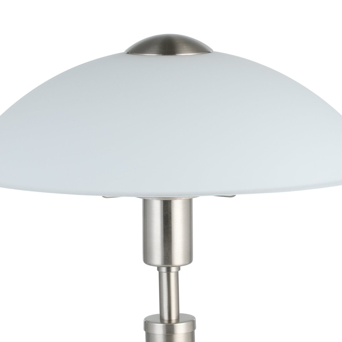 Solo 35cm Nikkel bordlampe Fra Eglo - Lampen er lavet af metal med en elegant mat nikkelfinish og har en satineret glassk&aelig;rm, der giver et bl&oslash;dt og behageligt lys.