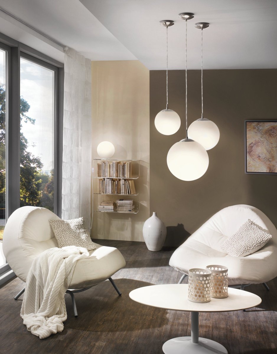 Rondo Ø30 Mat nikkel loftslampe Fra Eglo - Lampen er lavet af metal med en elegant mat nikkelfinish og har en rund opalglassk&aelig;rm, der spreder et bl&oslash;dt og j&aelig;vnt lys.