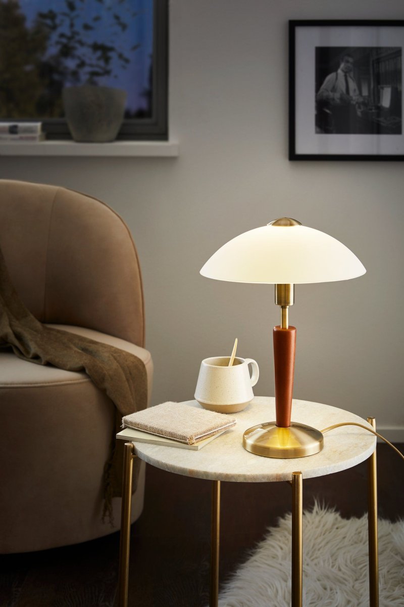 Solo 35cm Bronze bordlampe Fra Eglo - Solo 1 er ikke bare en lampe, men en moderne interi&oslash;rdetalje, der kombinerer funktion og design p&aring; et velsmagende fad.