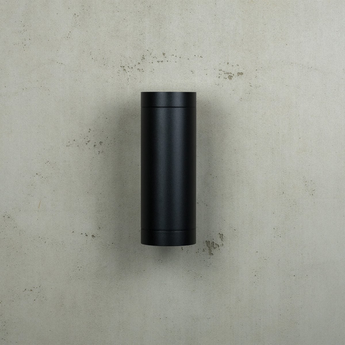 Stege Sort udendørslampe Fra Dyberg Larsen - Lavet af aluminium og plastik, er det holdbart og holdbart, velegnet til udend&oslash;rs brug.