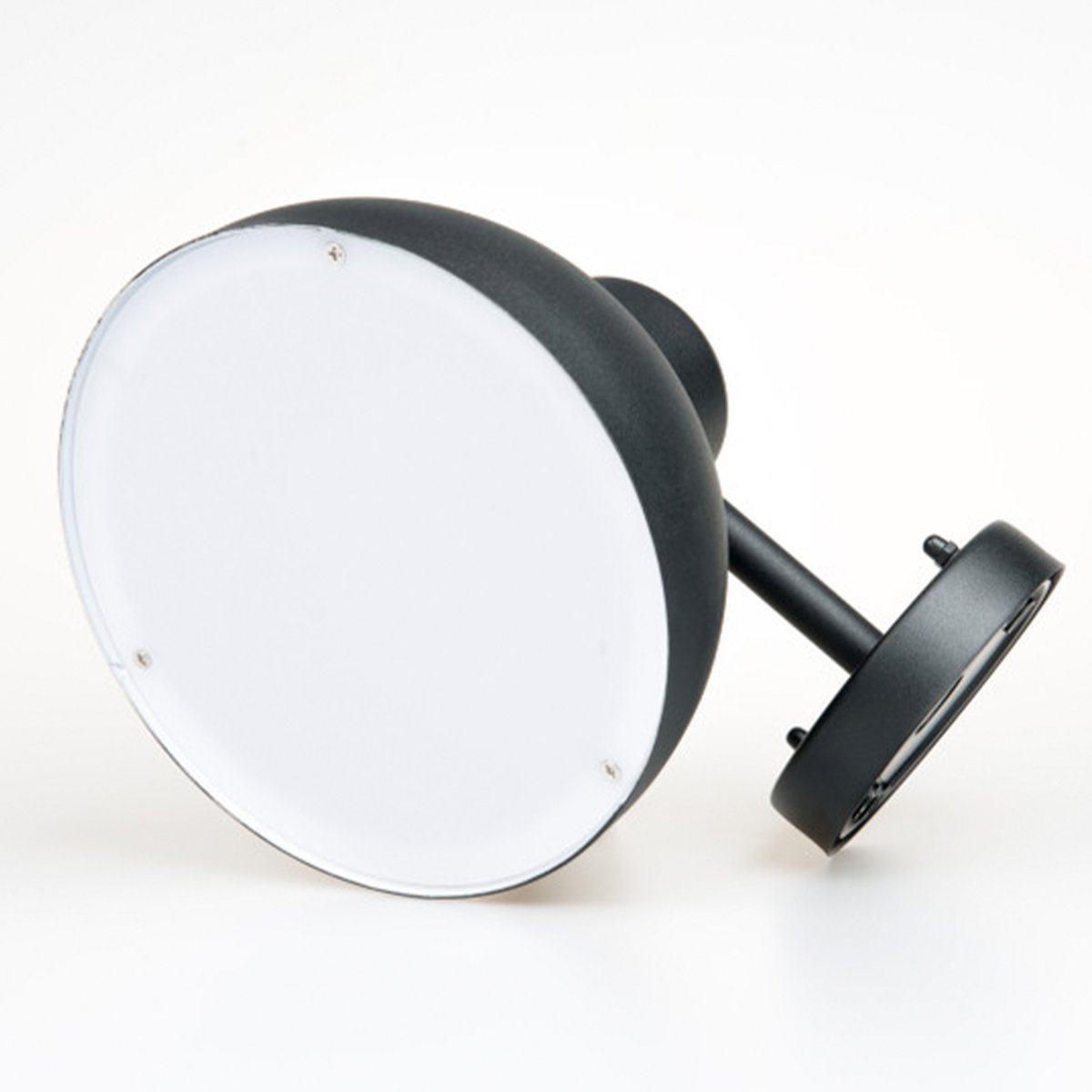 Hadsten Sort udendørslampe Fra Dyberg Larsen - Lampen spreder lyset nedad og kommer i en mat sort finish, som gør den stilren og alsidig til forskellige udendørs miljøer.