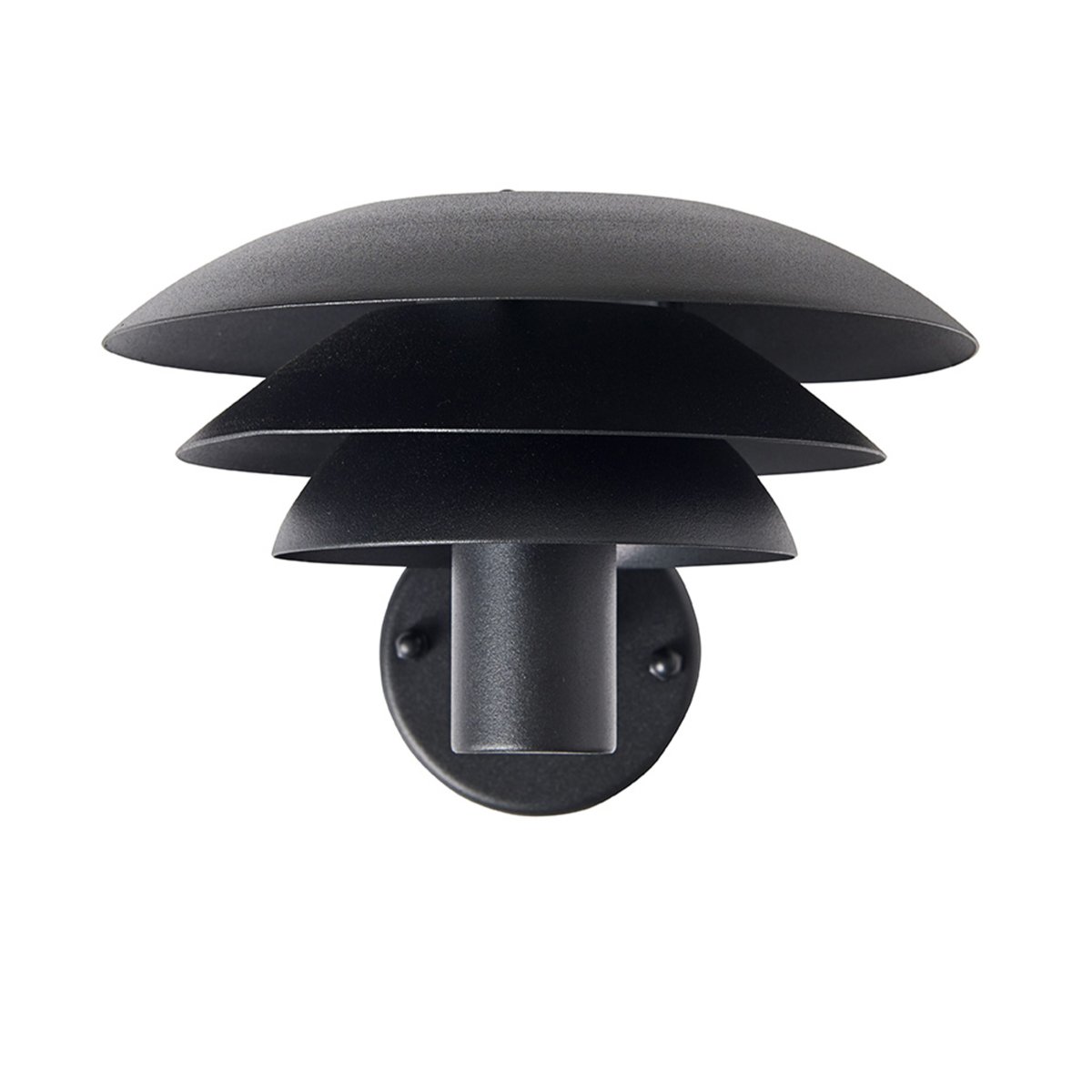 DL20 Sort udendørslampe Fra Dyberg Larsen - Lampen har tre ikoniske skærme i forskellige størrelser, der spreder et magisk lys og er fremstillet i rustfrit stål med elegante matsorte skærme.