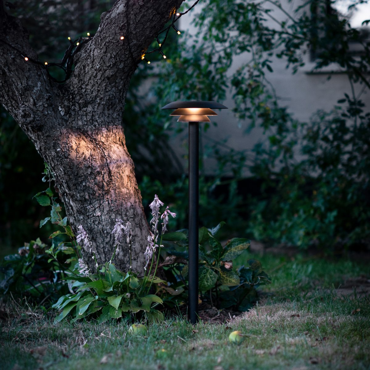 DL25 Sort pullerter Fra Dyberg Larsen - Lampen er lavet i sort rustfrit stål, er 90 cm høj og har en skærm med en diameter på 25 cm.