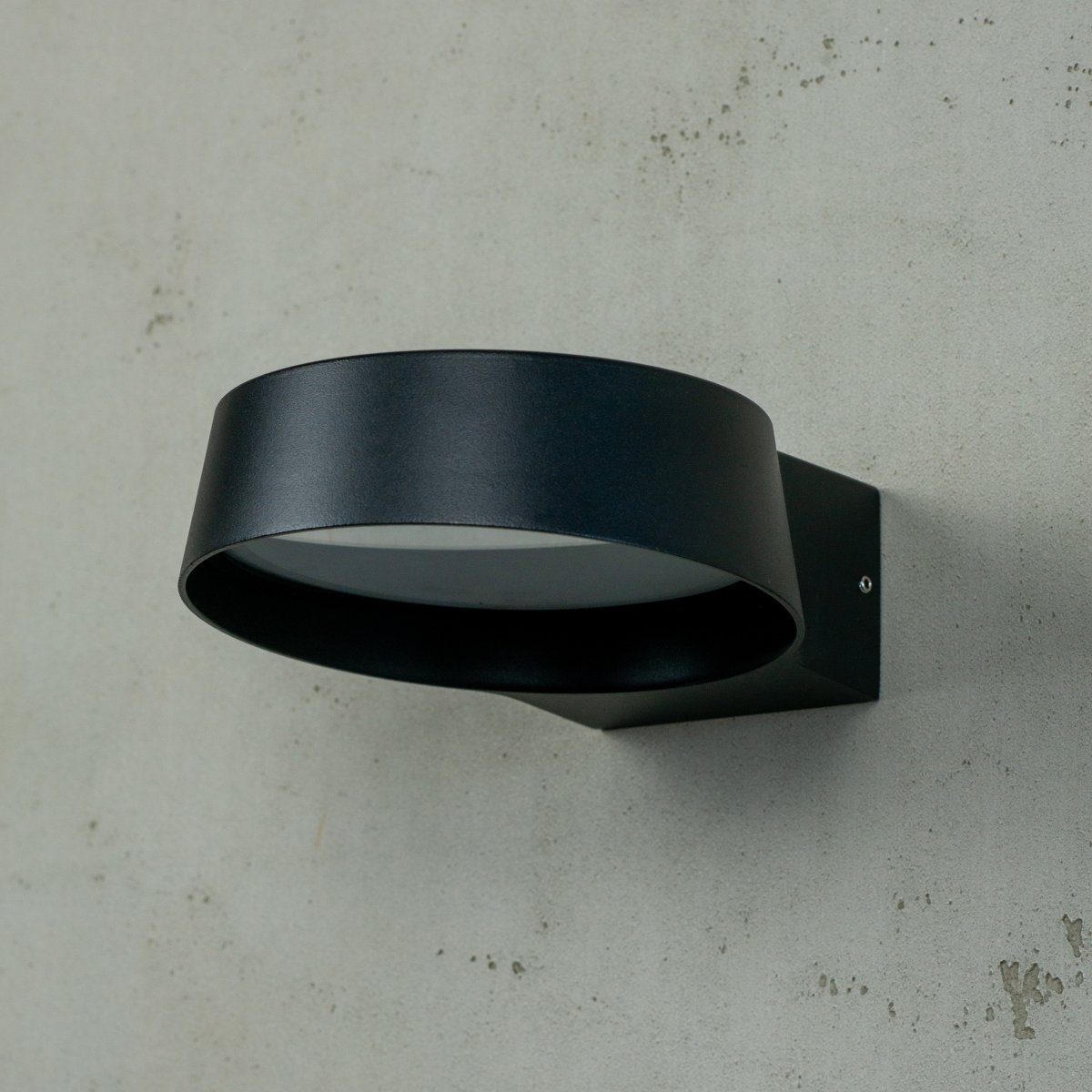 Neptun Sort udendørslampe Fra Dyberg Larsen - Med sin runde form spreder den et stort lysfelt, hvilket g&oslash;r at den passer fint p&aring;; alle typer v&aelig;gge.